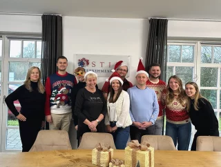 🎄 Die Stilp Unternehmensgruppe wünscht euch frohe Weihnachten und einen guten Start ins Jahr 2026! 🎆

Vielen Dank für ein großartiges vergangenes Jahr! 🤝
Wir bedanken uns herzlich für das Vertrauen und die Zusammenarbeit und freuen uns bereits auf alles, was das kommende Jahr für uns bereithält. 

In den nächsten Tagen wird es bei uns etwas ruhiger. Ab dem 12.01.2026 sind wir wieder vollständig für euch da.

Wir wünschen erholsame Feiertage und einen erfolgreichen Jahresbeginn! ✨

Eure Stilp Unternehmensgruppe