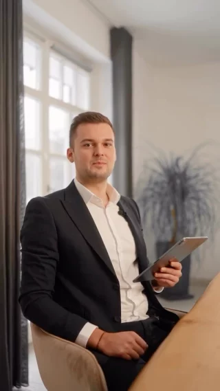 📉 Die meisten Spitzenverdiener rechnen Immobilieninvestments falsch.

Nicht, weil sie sich nicht mit Zahlen beschäftigen.
Sondern weil sie Immobilien wie ein klassisches Renditeprodukt betrachten.

Gerade bei hohem Einkommen
liegt der entscheidende Hebel nicht in der Miete,
sondern in der steuerlichen Struktur.

Wer hier falsch rechnet,
trifft oft die falsche Entscheidung, obwohl das Investment auf den ersten Blick solide wirkt.

🧠 Immobilien sind ein strategisches Instrument, um Steuern langfristig einsparen zu können.

📩 Wenn Sie sich für Immobilien als Kapitalanlage interessieren, schreiben Sie uns gerne eine Nachricht
oder nutzen Sie das Kontaktformular auf unserer Website.