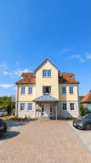 🚫 Hohe Mietrendite bedeutet nicht automatisch ein gutes Investment.

Viele Anleger schauen zuerst auf die Prozentzahl. 5 %, 6 %, 7 %, klingt attraktiv.

Doch Rendite ohne Kontext kann trügerisch sein.
Entscheidend ist nicht nur, wie hoch die Miete heute ist, sondern:

• Wie nachhaltig ist der Standort?
• Wie hoch ist der nicht abschreibbare Grundstücksanteil?
• Welche steuerliche Wirkung entsteht über Jahre?
• Welche Instandhaltungskosten sind realistisch?

Eine hohe Mietrendite kann kurzfristig gut aussehen, strategisch ist sie oft nicht der Haupthebel.

🏘️Immobilien sind kein Zahlenspiel, sondern eine Strukturentscheidung.

📩 Wenn Sie Immobilien nicht nur nach Rendite bewerten möchten, melden Sie sich gerne bei uns.