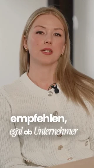 🚗 Große Entscheidungen trifft man nicht leichtfertig.

Verena Solleder arbeitet als Projektmanagerin bei einem internationalen Automobilhersteller, täglich beschäftigt sie sich mit komplexen Projekten, Planung und Struktur.

Genau deshalb war ihr auch bei ihrer Kapitalanlage eines wichtig: ein transparenter Ablauf, nachvollziehbare Prozesse und ein Partner, der Verantwortung übernimmt.

In diesem Video spricht sie über ihre persönlichen Erfahrungen mit dem gesamten Kaufprozess, vom ersten Gespräch bis zur Umsetzung.
Denn bei einer Investition zählt nicht nur die Immobilie selbst, sondern vor allem das Vertrauen in den Prozess dahinter.

📩 Wenn auch Sie mit dem Gedanken spielen, in eine steueroptimierte Kapitalanlage zu investieren, melden Sie sich gerne bei uns.