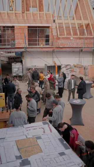 🏗️ Baustellentag in Rohr in Niederbayern, Einblicke in den aktuellen Projektstand

Am 20. März hatten Investoren, zukünftige Mieter und Interessenten die Möglichkeit, sich direkt vor Ort ein Bild vom aktuellen Baufortschritt unseres Projekts mit 25 Wohneinheiten zu machen.

Solche Termine sind für uns mehr als nur ein Update.
Sie schaffen Transparenz und zeigen, wie Planung und Umsetzung in der Praxis zusammenkommen.

Vom Baufortschritt über Details zur Ausführung bis hin zum persönlichen Austausch, der Baustellentag bietet einen realen Einblick in die Entwicklung des Projekts.

Gerade bei Kapitalanlagen ist es entscheidend, nicht nur Zahlen zu sehen, sondern den Fortschritt vor Ort nachvollziehen zu können.

📩 Wenn Sie sich ebenfalls für unsere Projekte interessieren, finden Sie weitere Informationen über den Link in unserem Profil oder treten Sie gerne direkt mit uns in Kontakt.