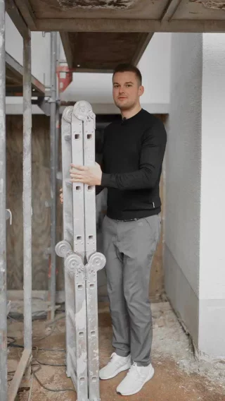 📉 Viele denken, hohe Zinsen machen Immobilien unattraktiv 

Es stimmt, dass höhere Zinsen die Finanzierung verteuern,
aber es gibt noch einen zweiten Effekt, den viele übersehen:
Hohe Zinsen bremsen den Neubau.

Wenn weniger gebaut wird, entsteht weniger Angebot.
Die Nachfrage nach Wohnraum bleibt jedoch bestehen.

Das führt langfristig zu einem strukturellen Engpass im Markt.

Zusätzlich besteht eine Kapitalanlage nicht nur aus dem Zinssatz, sondern aus mehreren Faktoren gleichzeitig:
Mieteinnahmen, steuerliche Effekte und der Sachwert der Immobilie.

Wer Immobilien nur über den aktuellen Zinssatz bewertet, greift zu kurz.

📩 Wenn Sie verstehen möchten, wie Immobilien auch in solchen Marktphasen strategisch eingesetzt werden, melden Sie sich gerne bei uns.
