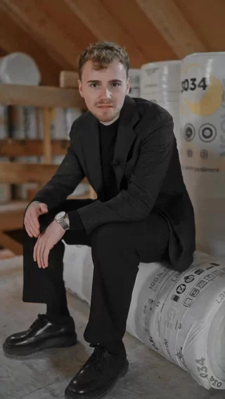 📉 Viele tun heute so, als wäre Inflation plötzlich einfach da gewesen.

Dabei ist sie das Ergebnis jahrelanger Entwicklungen.

Wenn immer mehr Geld im Umlauf ist, Preise für Energie, Material und Produktion steigen und gleichzeitig Wohnraum knapp bleibt, wirkt sich das langfristig auf die gesamte Wirtschaft aus.

Genau deshalb steigen nicht nur Alltagskosten, sondern auch Baukosten und Immobilienpreise.

Für viele Anleger ist genau das ein Grund, warum Sachwerte seit Jahrzehnten eine wichtige Rolle beim Vermögensaufbau spielen.

📩 Wenn Sie mehr über strategische Immobilieninvestments erfahren möchten, melden Sie sich gerne bei uns.