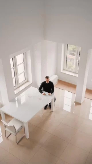 ⚠️ Ein Fehler wird bei Immobilien gerade besonders oft gemacht.

Viele schauen nur auf Zinsen oder darauf, ob Preise kurzfristig steigen oder fallen.

Dabei vergessen viele, dass eine gute Kapitalanlage nicht über ein paar Monate funktioniert, sondern über viele Jahre.

Mieteinnahmen, Sachwert und die langfristige Entwicklung spielen dabei oft eine viel größere Rolle als die aktuelle Stimmung am Markt.

📩 Wenn Sie mehr über langfristige Immobilienstrategien erfahren möchten, melden Sie sich gerne bei uns.